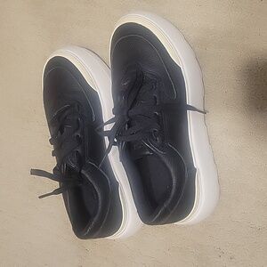 UGG treadlite woman shoe size 8.5